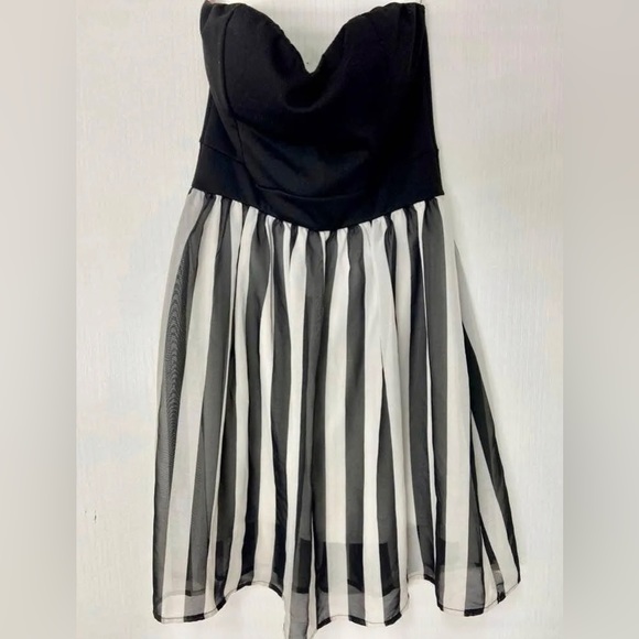 Dresses & Skirts - Womens Cute Summer Dress Size Medium in good condition 🖤🤍